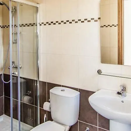 Villa In Sleeps 6 Includes Swimming Pool Air Con And Wifi *
